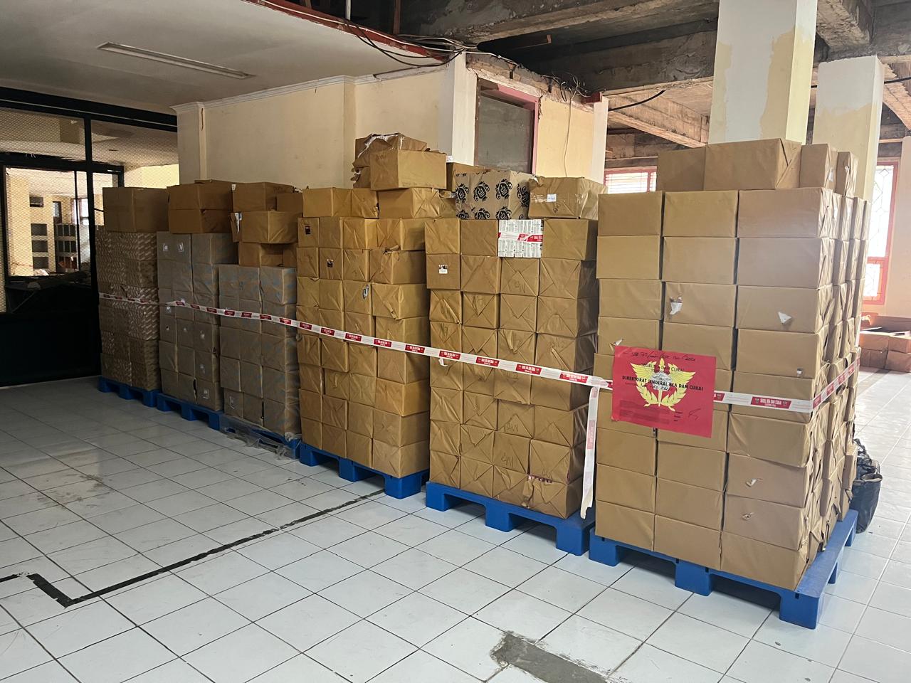 Diwarnai aksi kejar-kejaran, Bea Cukai Kediri berhasil mengamankan 1,5 juta batang rokok ilegal.