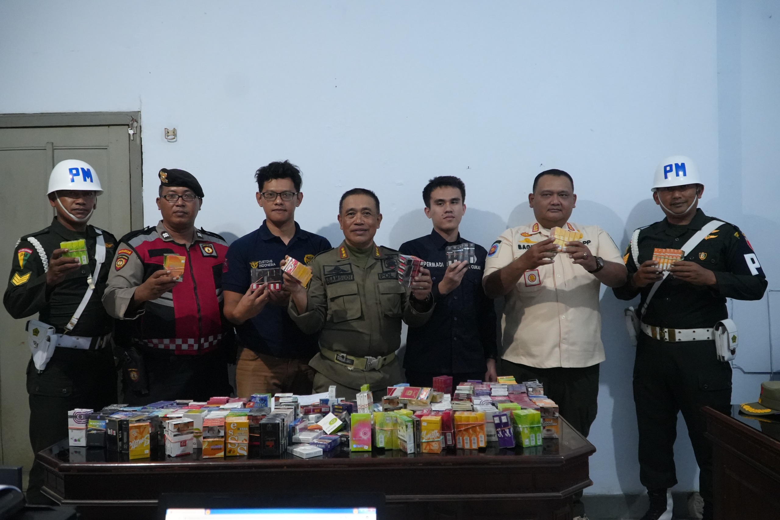 Operasi Pasar Gempur Rokok Ilegal, Bea Cukai Kediri dan Satpol PP Jombang Amankan Ratusan Bungkus Rokok Ilegal