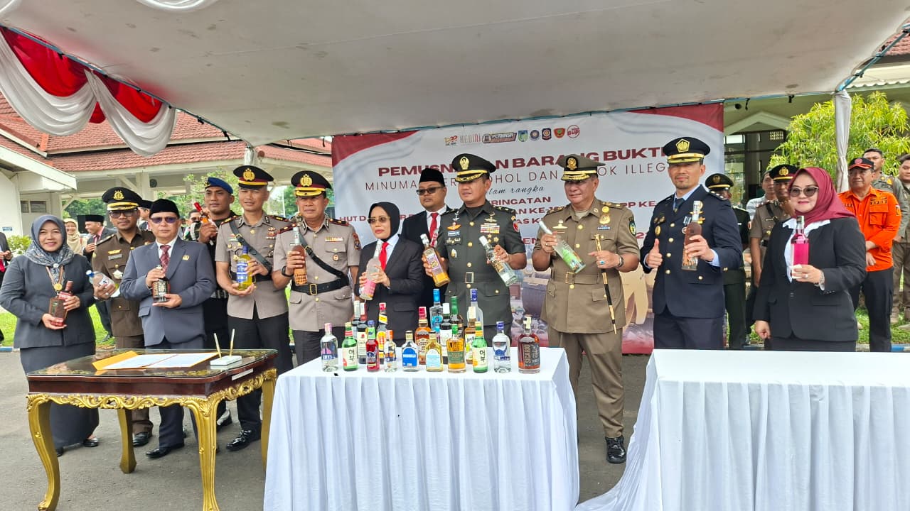 Perkuat Sinergi dengan Pemerintah Daerah, Bea Cukai Kediri Hadiri Kegiatan Pemusnahan Barang Bukti Hasil Penindakan